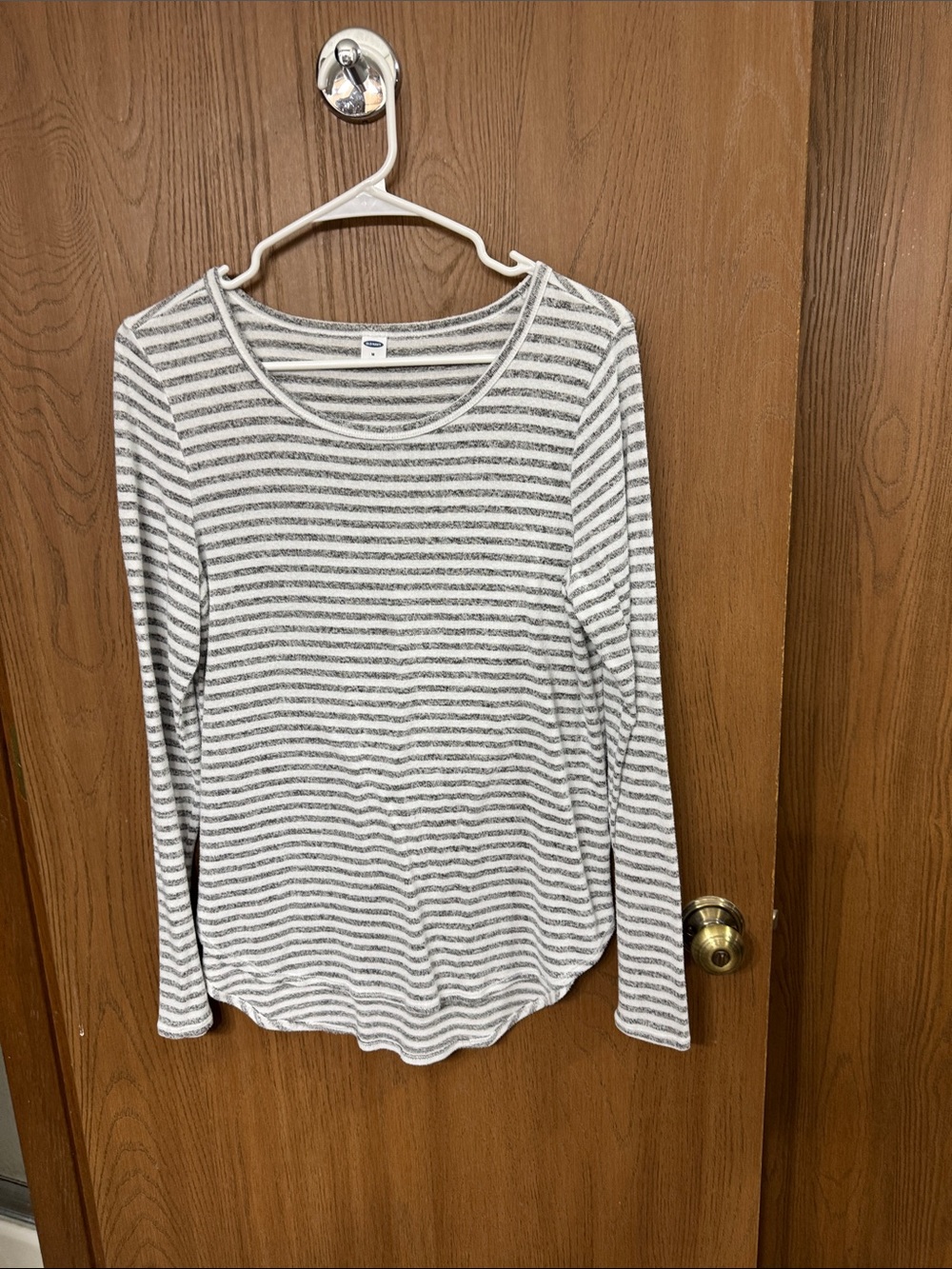 Old Navy Women's Gray & White Striped Long-Sleeve Scoop Neck Top